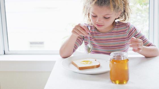 متى يعطى العسل للأطفال والرضع وما هي فوائده؟